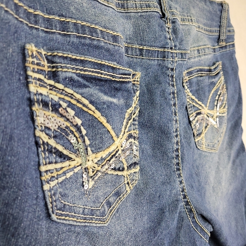 No Boundaries Womens Embroidered Rolled Cuff Bermuda Jean Shorts Size 17 - Picture 3 of 10
